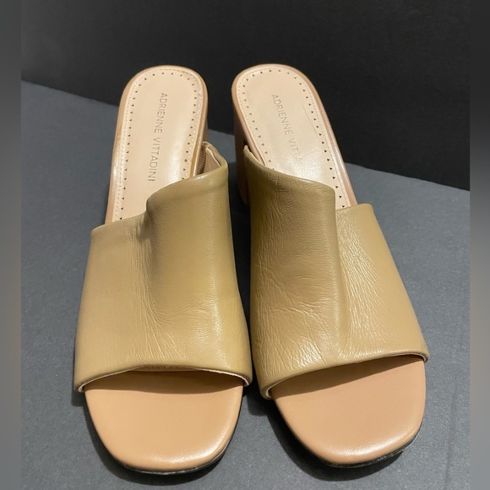 WOMANS HEEL SHOWS SIZE 7